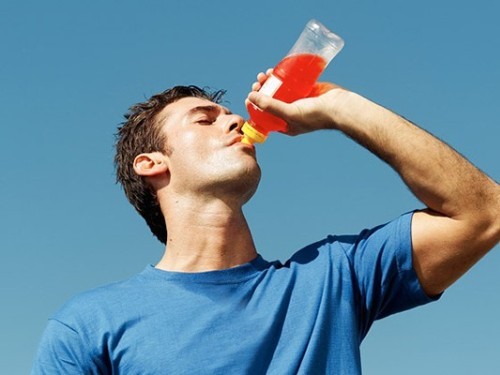 Uống nhiều nước tăng lực có thể gây hại cho sức khỏe.