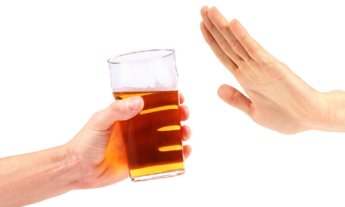 không nên uống rượu pha nước